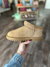 Load image into Gallery viewer, Faux Fur Lined Shortie Boots