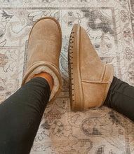 Load image into Gallery viewer, Faux Fur Lined Shortie Boots
