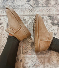 Load image into Gallery viewer, Faux Fur Lined Shortie Boots