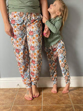 Load image into Gallery viewer, RTS: Forever3am SPRING FLORAL JOGGERS
