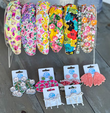 Load image into Gallery viewer, Julie Lemons and Floral Pink Pearl and Seed Beaded Top Knot Headband S
